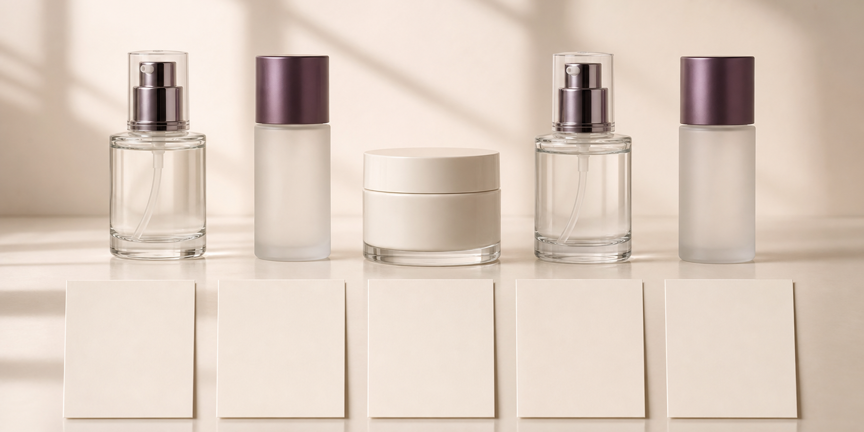 Five equal unbranded cosmetic vessels beside five blank cards representing a KLAPP Niacinamide Finland choosing checklist.